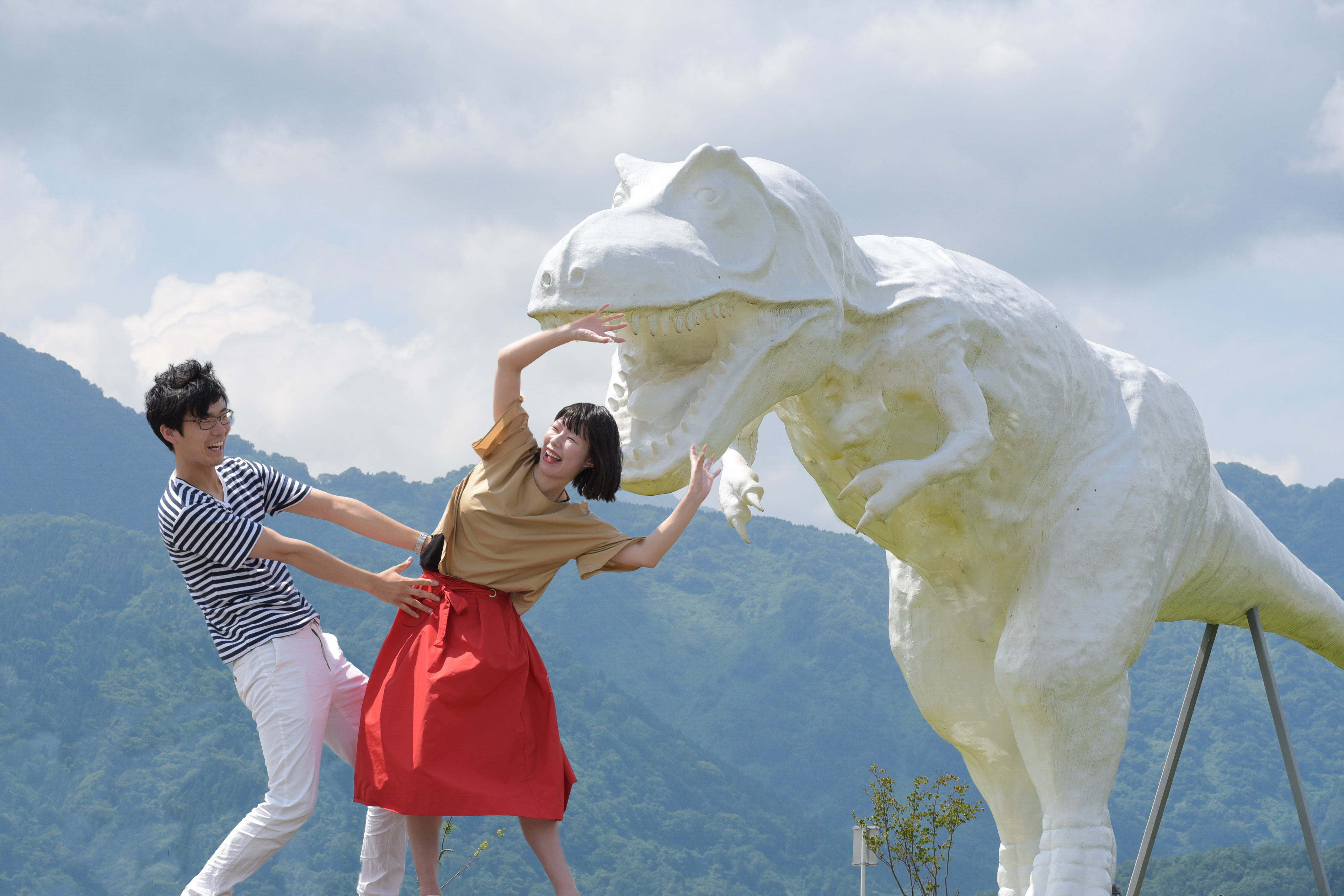 青空に映える真っ白な恐竜を撮影しよう 勝山の人気フォトスポット ホワイトザウルスとは Dearふくい 福井県のローカルメディア
